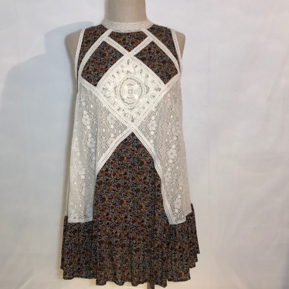 Umgee Dresses & Skirts - NWT S Umgee Peekaboo Crochet Floral Dress